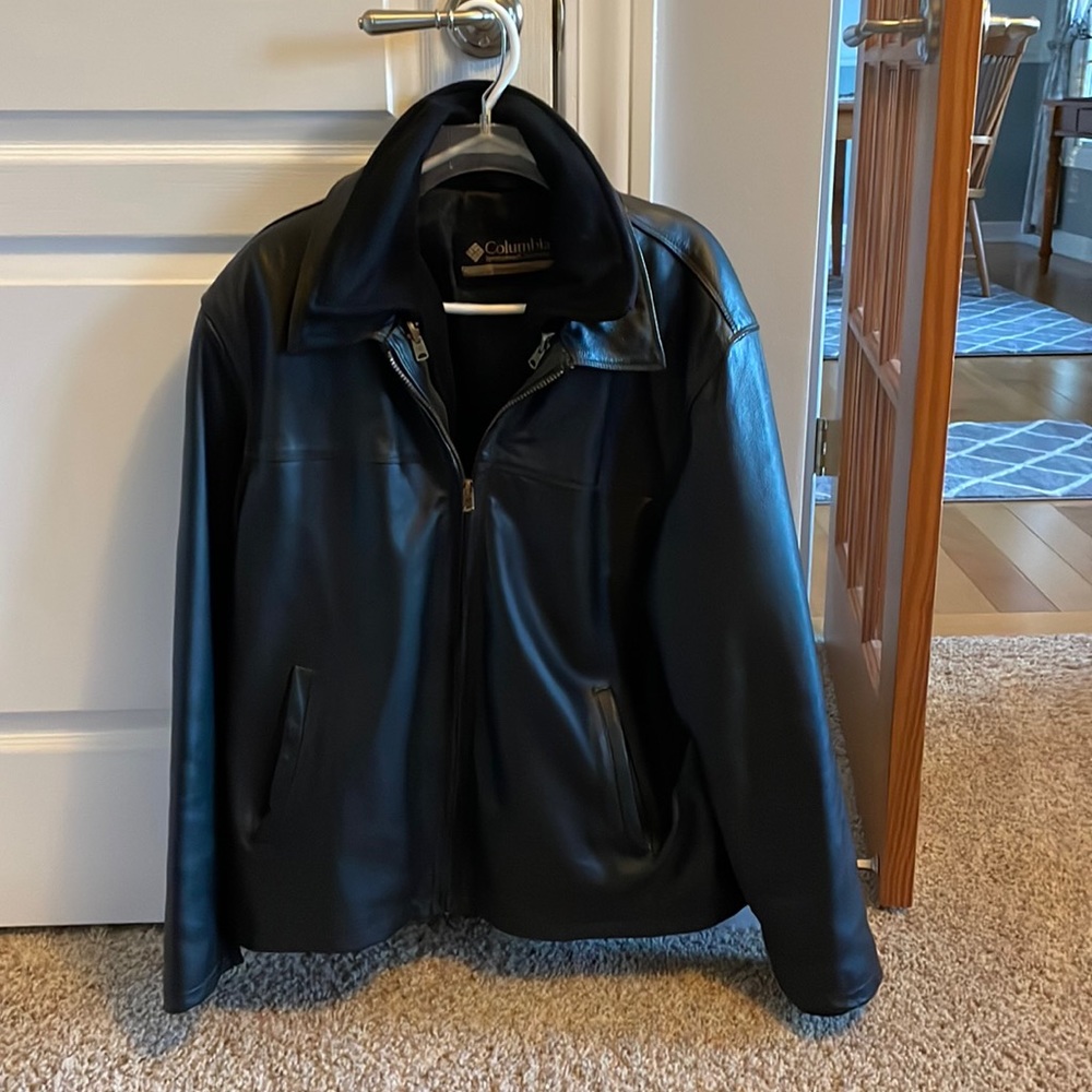 Vintage classic lined leather bomber jacket. The inner lining zips in and out.